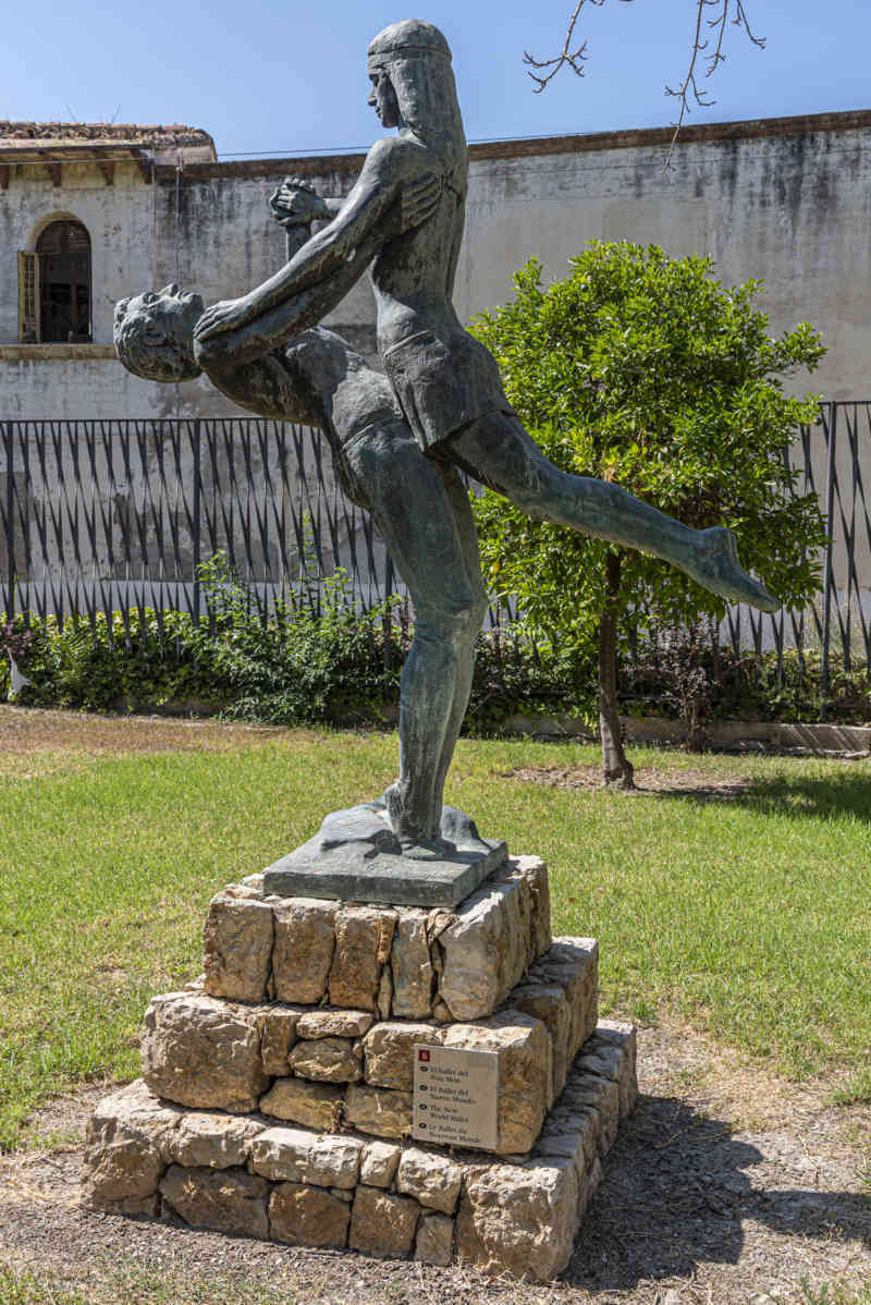 Tarragona - Tortosa 103 - jardines del Principe - grupos escultóricos de Santiago de Santiago 06 - el Ballet del Nuevo Mundo.jpg